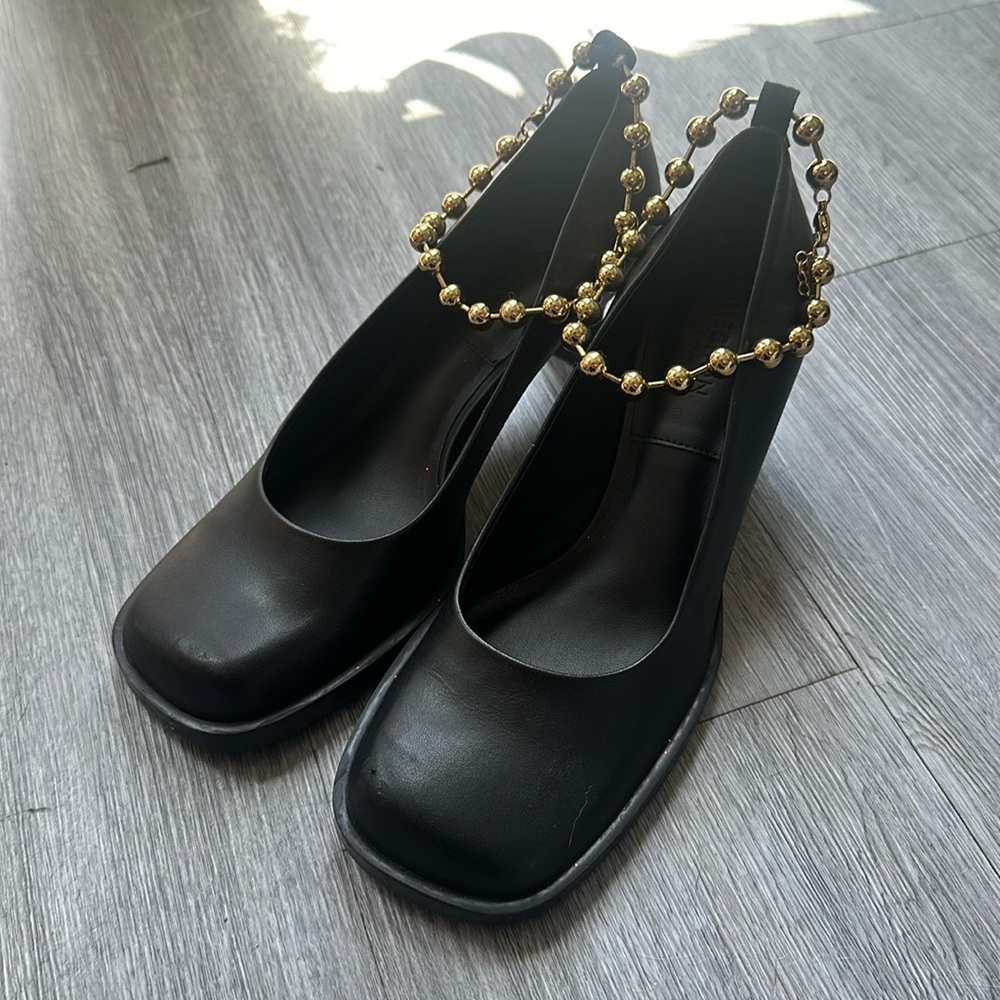 Charles & Keith beaded pump size 8